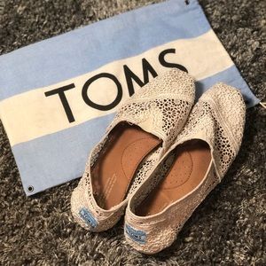 Cream Lace Toms